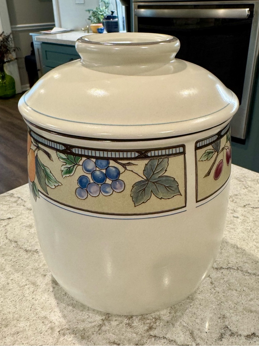 Mikasa Intaglio Garden Harvest CAC29 Large Kitchen Canister 8.25” w/ Lid-Vintage